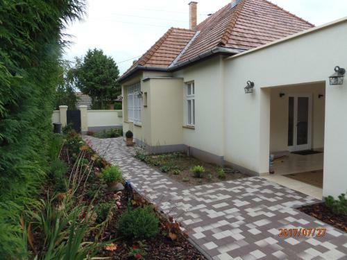R�zsakert Apartman