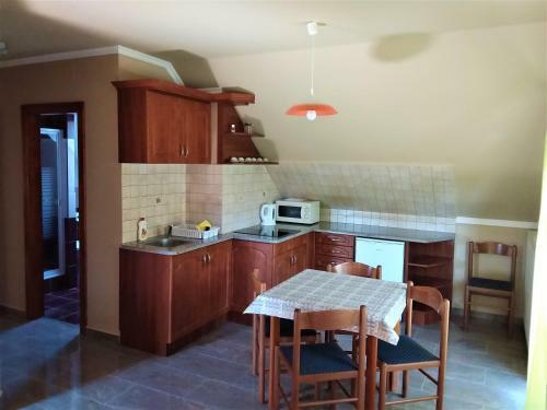 Nefelejcs Fagyiz� �s Apartmanh�z