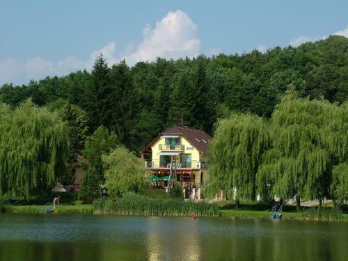 Nefelejcs Fagyiz� �s Apartmanh�z