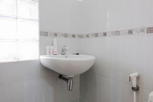 Hostal Oyo 1190 Ndalem Katong Residence