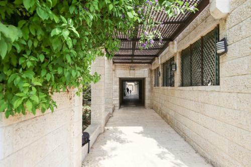 Spacious 3 Bdr Garden Apartment