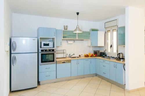 Spacious 3 Bdr Garden Apartment