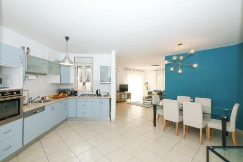 Spacious 3 Bdr Garden Apartment