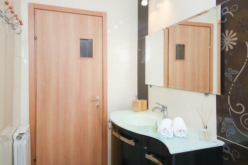Spacious 3 Bdr Garden Apartment