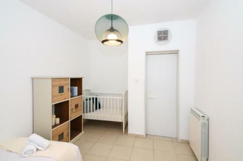 Spacious 3 Bdr Garden Apartment