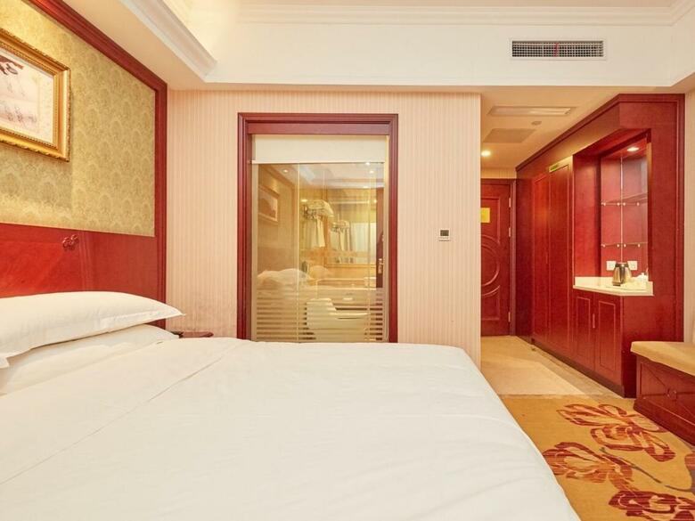 Vienna Hotel Shanghai Jinshan Wei Railway Station