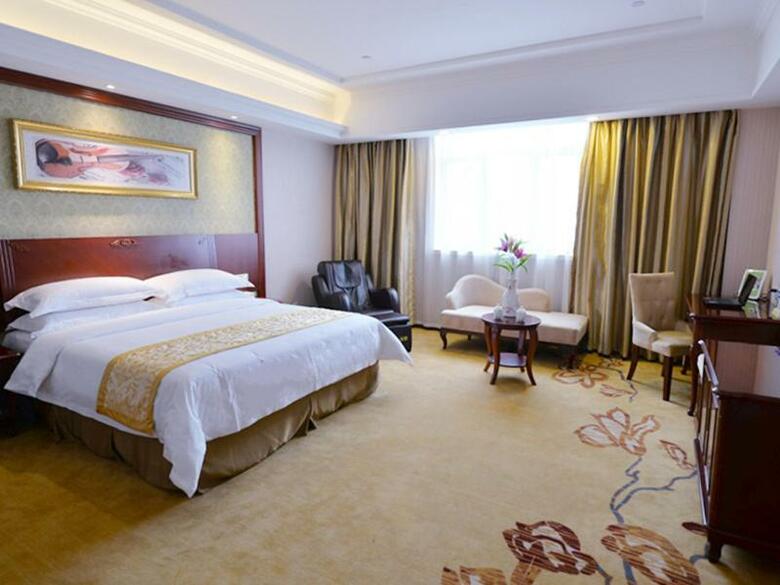 Vienna Hotel Shanghai Jinshan Wei Railway Station