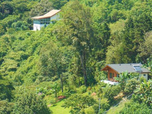 Hostal Helvetico Chalets & Reserve