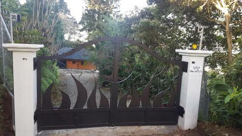 Hostal Helvetico Chalets & Reserve