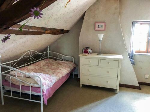 Comfortable Holiday Home In Cerilly With Private Pool