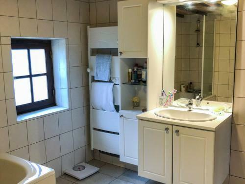 Comfortable Holiday Home In Cerilly With Private Pool