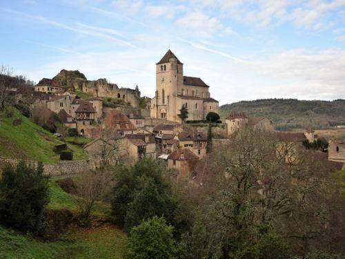 Cozy Holiday Home In Tour-de-faure With Swimming Pool