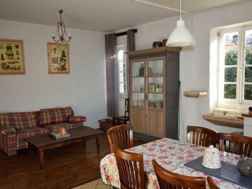 Cozy Holiday Home In Tour-de-faure With Swimming Pool
