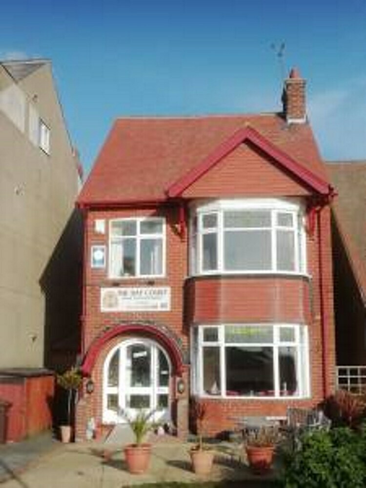 Hostal Bay Court