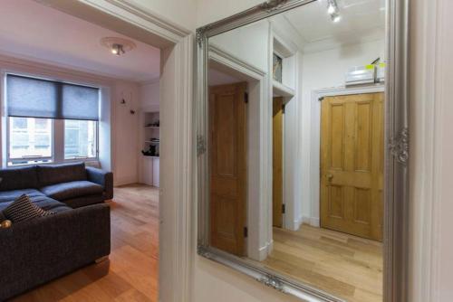 2 Bedroom Apartment Beside Edinburgh Castle Accommodates 6