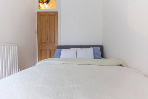2 Bedroom Apartment Beside Edinburgh Castle Accommodates 6