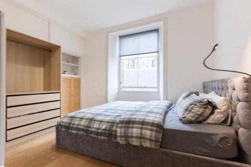 2 Bedroom Apartment Beside Edinburgh Castle Accommodates 6