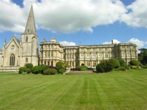 17 Sherborne House, Burford
