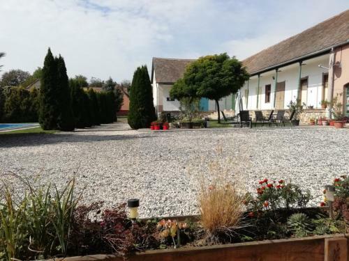 Bed & Breakfast Hegyh�t - Izm�ny �d�l?h�z