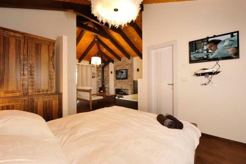 Lodge Noam Suites