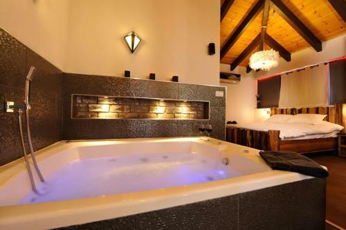 Lodge Noam Suites