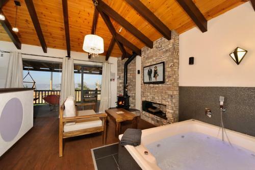 Lodge Noam Suites