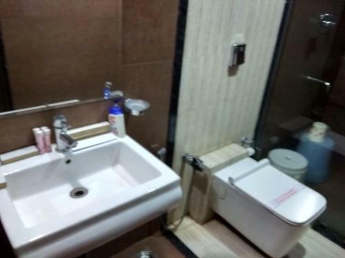 Hotel Jk Rooms 121 Shaheen Int.-nr. Mahindra Co.-midc