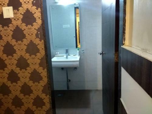 Hotel Jk Rooms 121 Shaheen Int.-nr. Mahindra Co.-midc