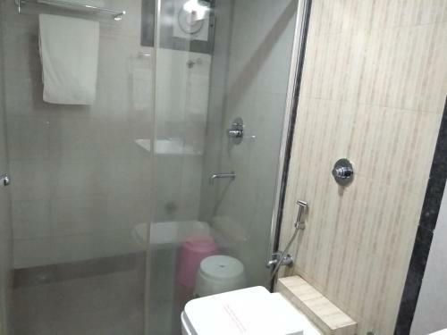 Hotel Jk Rooms 121 Shaheen Int.-nr. Mahindra Co.-midc