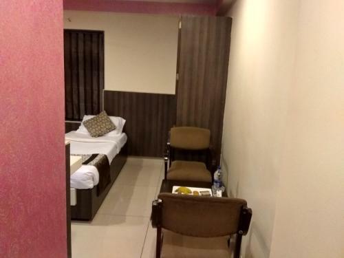 Hotel Jk Rooms 121 Shaheen Int.-nr. Mahindra Co.-midc