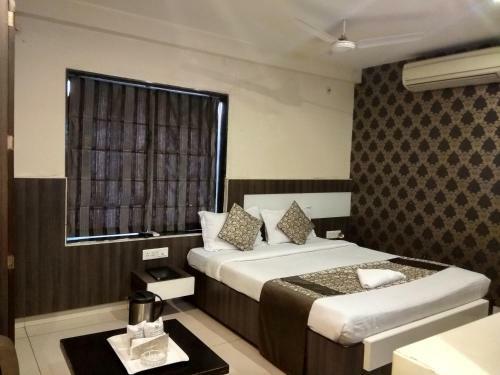 Hotel Jk Rooms 121 Shaheen Int.-nr. Mahindra Co.-midc