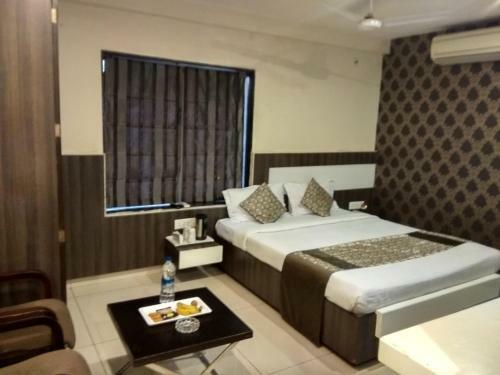 Hotel Jk Rooms 121 Shaheen Int.-nr. Mahindra Co.-midc