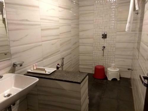 Hotel Jk Rooms 121 Shaheen Int.-nr. Mahindra Co.-midc