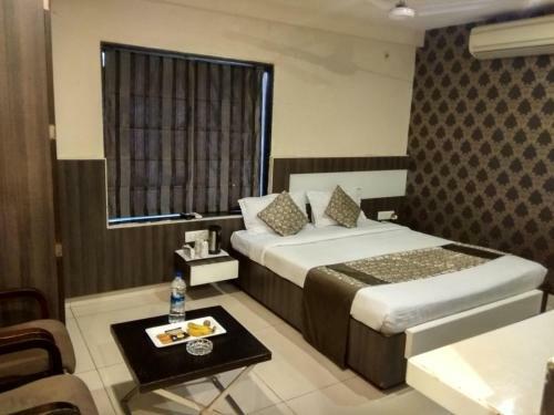 Hotel Jk Rooms 121 Shaheen Int.-nr. Mahindra Co.-midc
