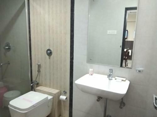 Hotel Jk Rooms 121 Shaheen Int.-nr. Mahindra Co.-midc