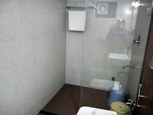 Hotel Jk Rooms 121 Shaheen Int.-nr. Mahindra Co.-midc