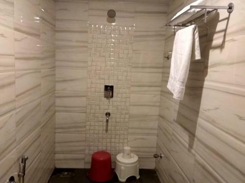 Hotel Jk Rooms 121 Shaheen Int.-nr. Mahindra Co.-midc