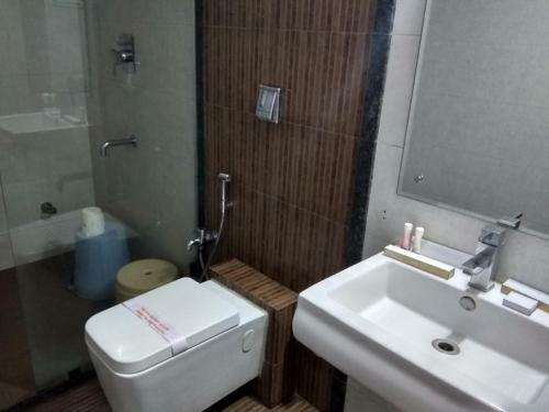 Hotel Jk Rooms 121 Shaheen Int.-nr. Mahindra Co.-midc