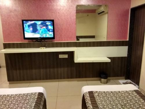 Hotel Jk Rooms 121 Shaheen Int.-nr. Mahindra Co.-midc
