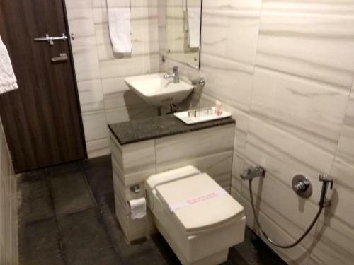 Hotel Jk Rooms 121 Shaheen Int.-nr. Mahindra Co.-midc