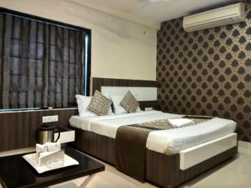 Hotel Jk Rooms 121 Shaheen Int.-nr. Mahindra Co.-midc
