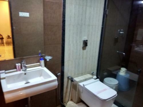 Hotel Jk Rooms 121 Shaheen Int.-nr. Mahindra Co.-midc