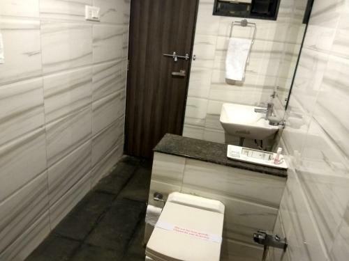 Hotel Jk Rooms 121 Shaheen Int.-nr. Mahindra Co.-midc