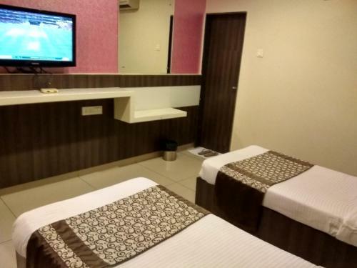 Hotel Jk Rooms 121 Shaheen Int.-nr. Mahindra Co.-midc