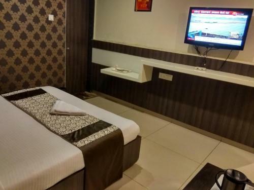 Hotel Jk Rooms 121 Shaheen Int.-nr. Mahindra Co.-midc