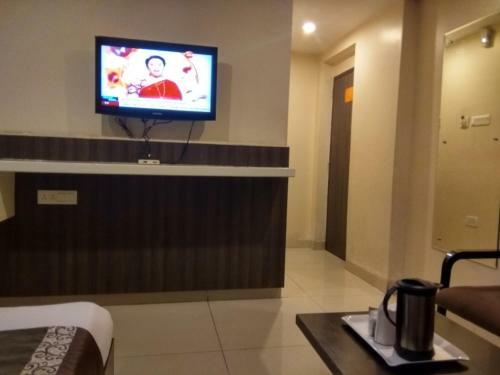 Hotel Jk Rooms 121 Shaheen Int.-nr. Mahindra Co.-midc