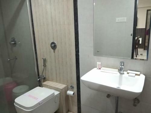 Hotel Jk Rooms 121 Shaheen Int.-nr. Mahindra Co.-midc