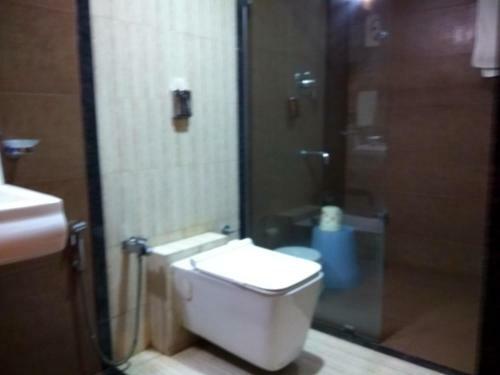 Hotel Jk Rooms 121 Shaheen Int.-nr. Mahindra Co.-midc