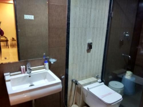 Hotel Jk Rooms 121 Shaheen Int.-nr. Mahindra Co.-midc