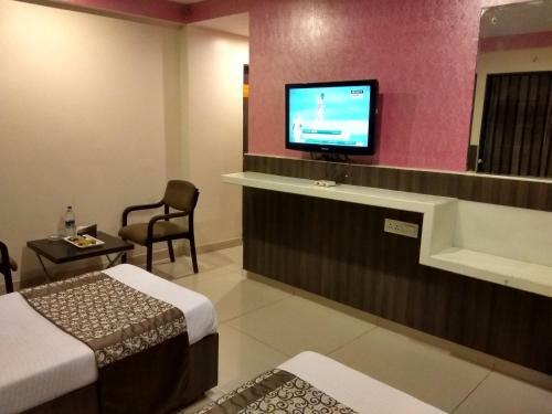 Hotel Jk Rooms 121 Shaheen Int.-nr. Mahindra Co.-midc